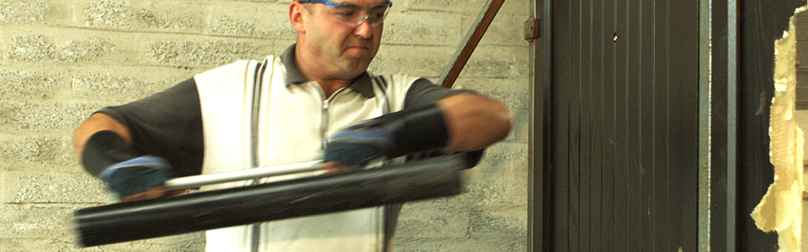 Ușă de exterior premium cu design elegant, izolație termică superioară și sistem de securitate avansat – durabilitate și protecție pentru casa ta.